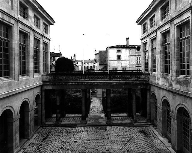 Elévations sur cour, vues depuis la cour des Tilleuls et colonnade.