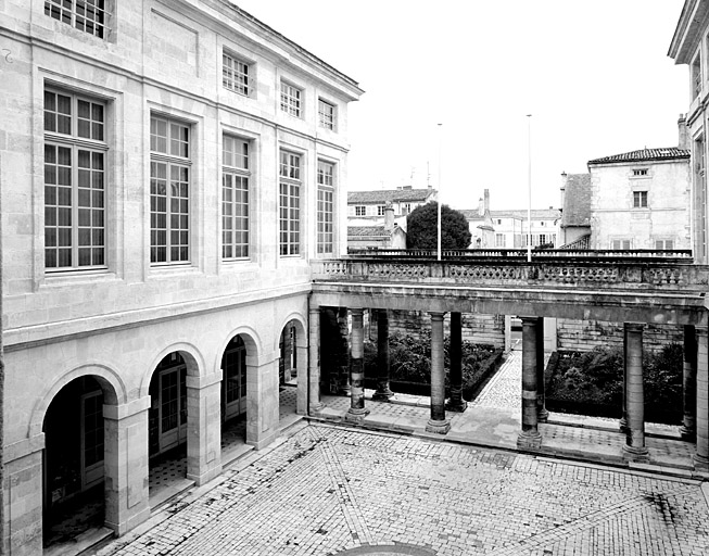 Aile sud et colonnade, élévations sur cour.