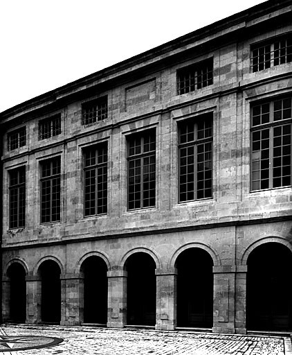 Aile sud, élévation nord sur cour.