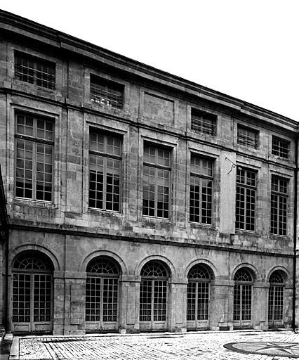 Aile nord, élévation sud sur cour.