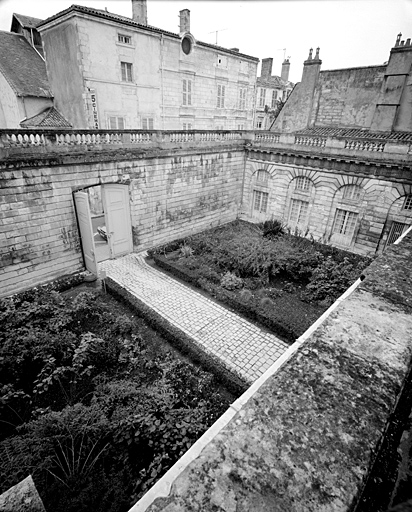 Cour des Tilleuls vue depuis la terrasse de la colonnade.