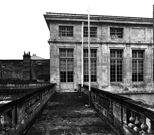 Terrasse de la colonnade et aile nord, partie gauche de l'élévation sud.
