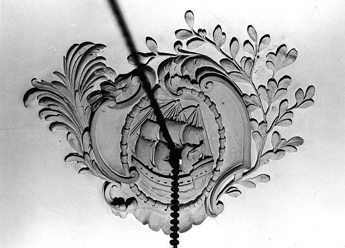 Salle haute, plafond, motif stuqué avec armoiries de la ville au centre.