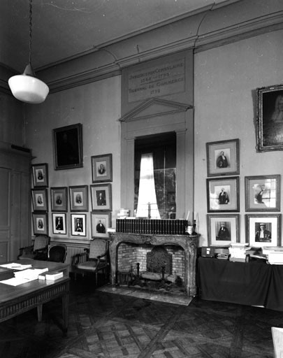 Aile nord, tribunal de commerce, bureau du président, cheminée.
