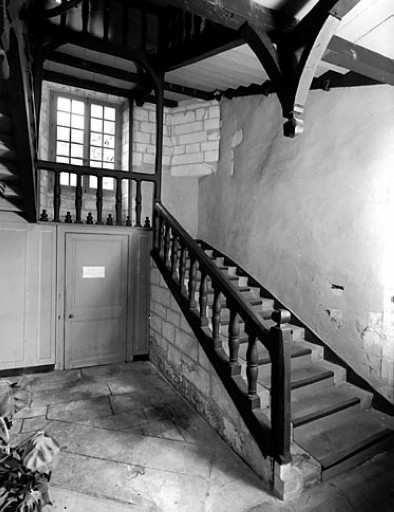 Escalier vu depuis le rez de chaussée.