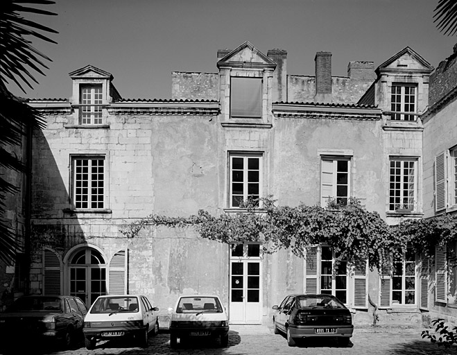Corps principal, élévation est sur cour.