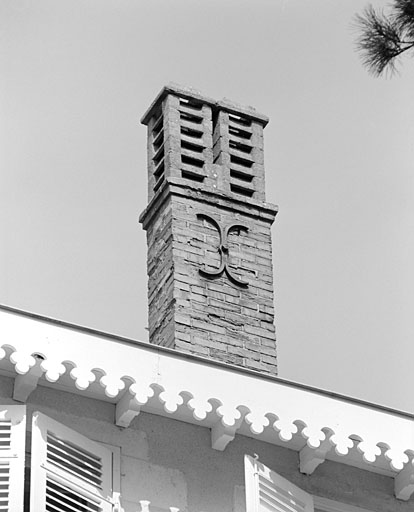 Corps de bâtiment principal nord, souche de cheminée faite de moule à sucre.