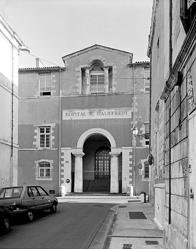 Elévation sur la rue Aufrédy, partie centrale avec porte.