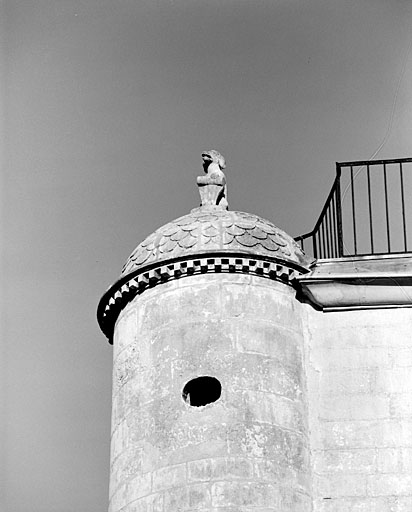 Tourelle d'angle, détail de la couverture.