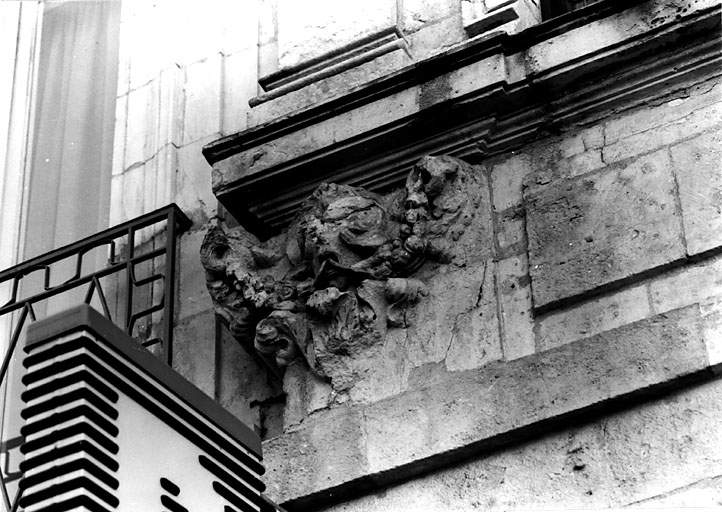 Façade nord, rez de chaussée, motif sculpté à gauche.