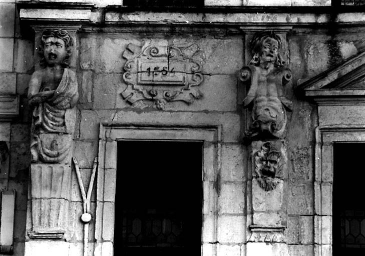 Façade nord, premier étage, détail du décor à gauche.