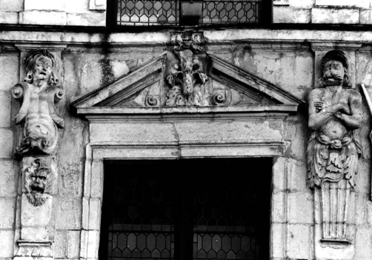 Façade nord, premier étage, détail du décor au centre.