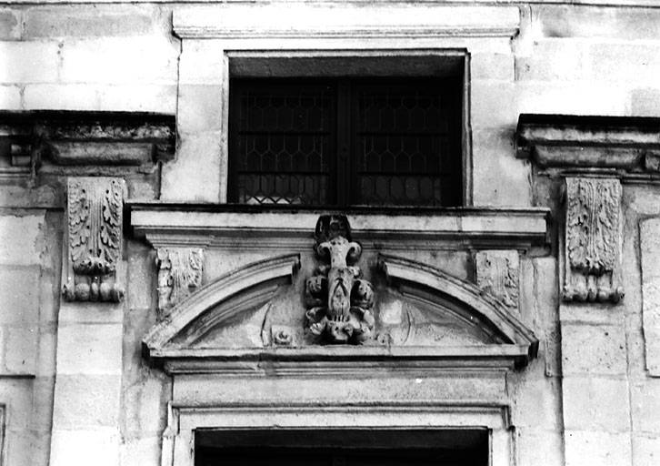 Façade nord, deuxième étage et surcroît, détail du décor au centre.