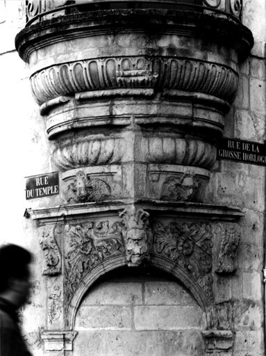 Façade, angle nord ouest, vestiges de la tourelle d'angle, cul de lampe.