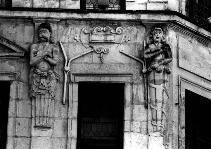 Façade nord, premier étage, détail du décor à droite.