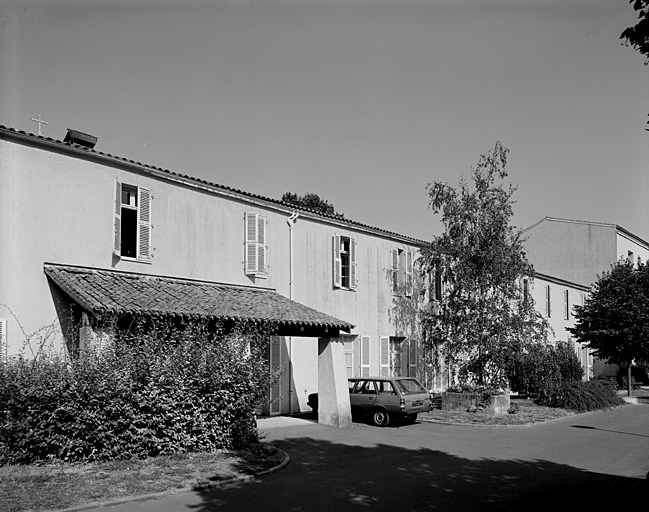Corps de bâtiment à l'est de la chapelle, élévation est.