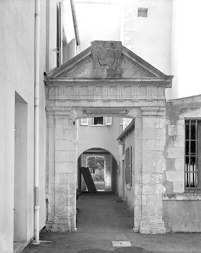 Passage entre les cours nord et sud, porte de la cour nord.