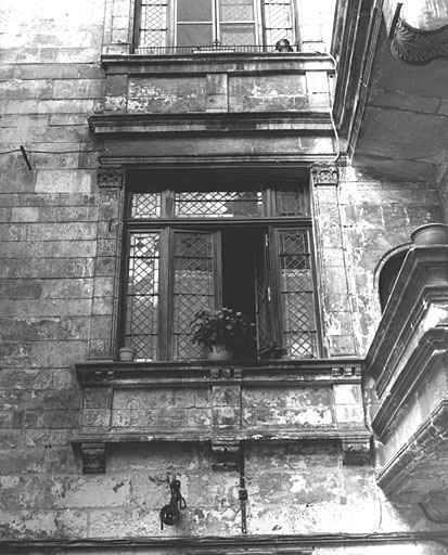 Corps de bâtiment principal, élévation nord sur cour, détail de la fenêtre du premier étage.