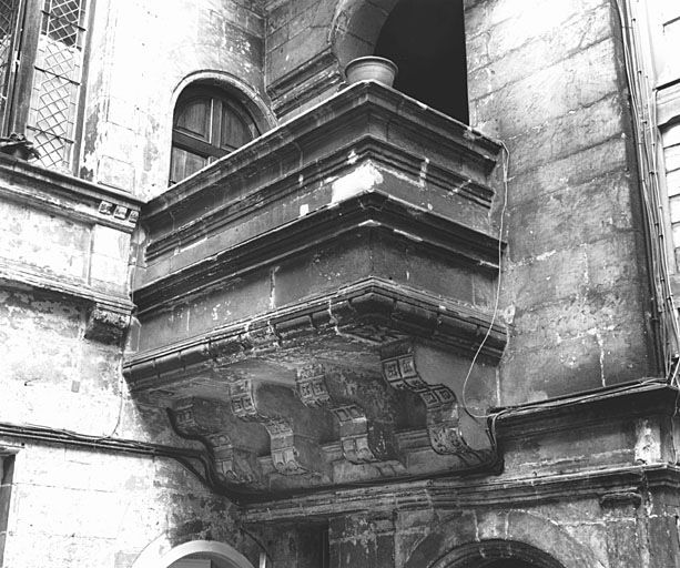 Angle sud-ouest de la cour, élévation de l'escalier, balcon du premier étage.