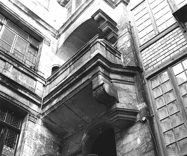 Angle sud-ouest de la cour, élévation de l'escalier, balcon du deuxième étage.