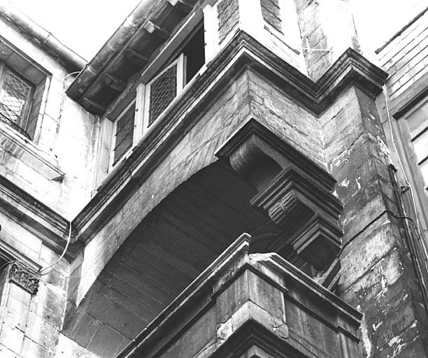 Angle sud-ouest de la cour, élévation de l'escalier, balcon du troisième étage.