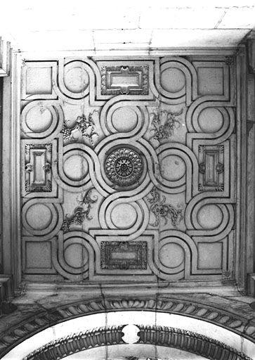 Corps de galerie, étage, intérieur, détail du plafond en pierre.