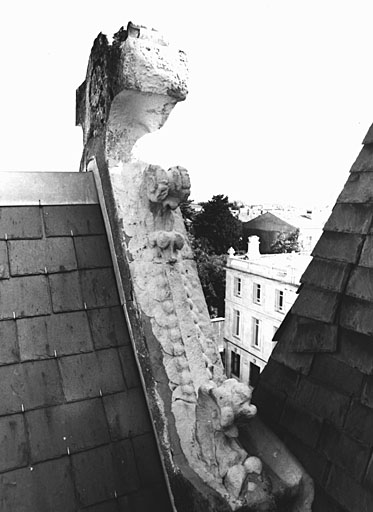 Corps de logis entre la cour et la rue Chaudrier, corps nord-ouest, sommet du mur pignon est, décor de crochets.