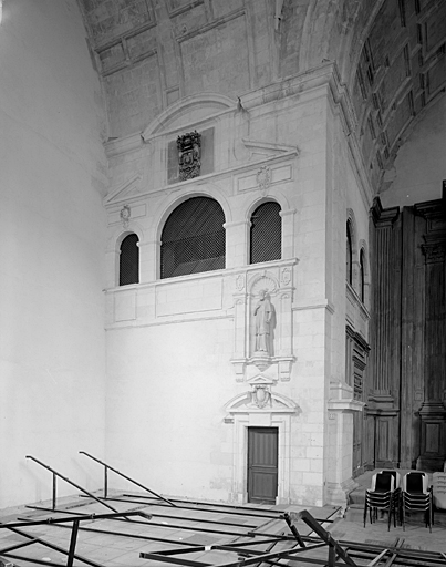 Chapelle, bras nord du transept, élévation est avec porte de la sacristie et baies de l'oratoire nord.