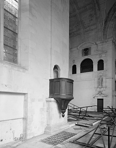 Chapelle, nef, mur nord avec chaîne.