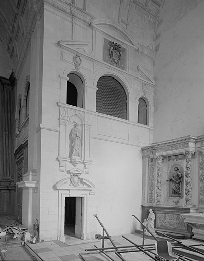 Chapelle, bras sud du transept, mur est avec baies de l'oratoire sud.