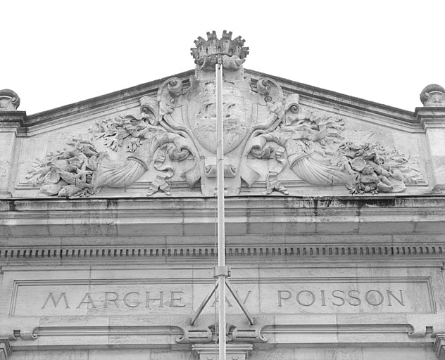 Porte principale, fronton sculpté.