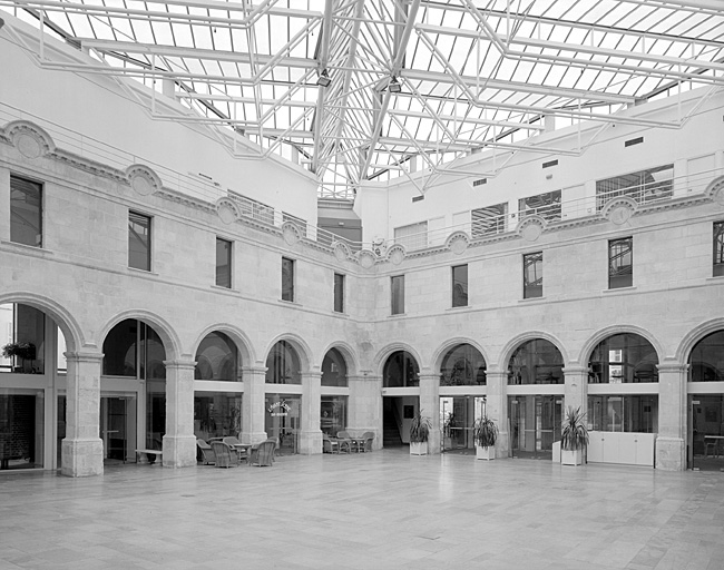 Cloître, galeries nord et est.