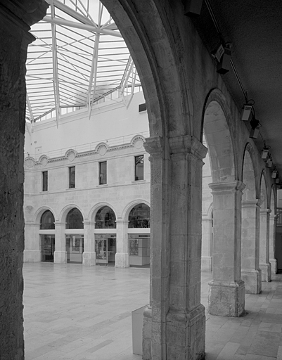 Cloître, galerie sud, piliers de la galerie ouest.