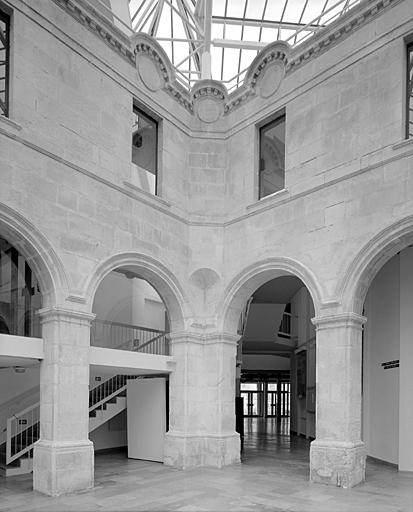 Cloître, angle des galeries sud ouest.