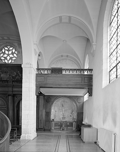 Chapelle, bas côté droit, vue vers la tribune.