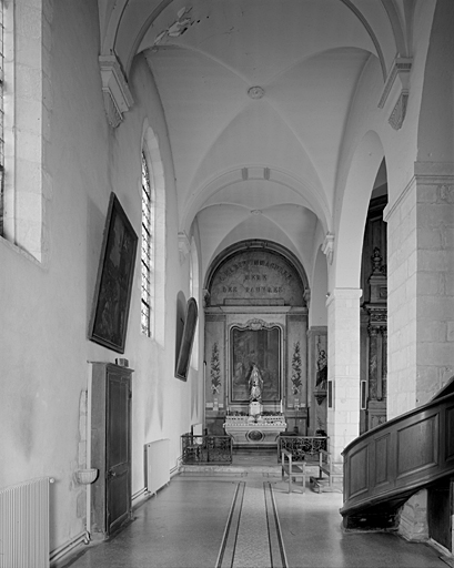 Chapelle, bas côté gauche, vue vers l'autel.