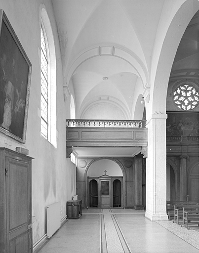 Chapelle, bas côté gauche, vue vers la tribune et chapelle des fonts baptismaux.