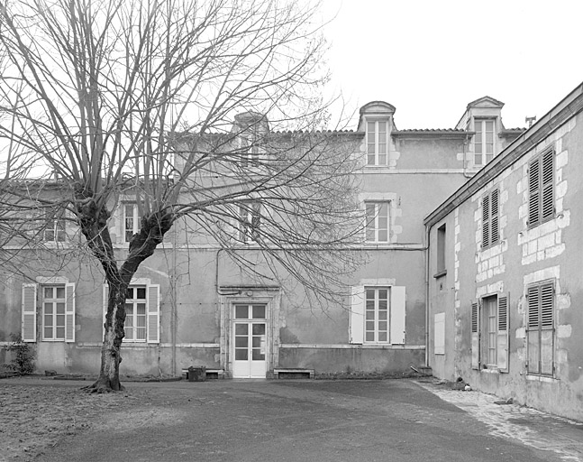 Cour sud, bâtiment sud, élévation est.