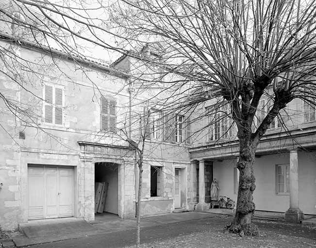 Cour sud, bâtiment nord, porte sud du passage entre les deux cours.