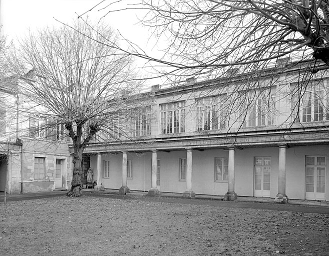 Cour sud, bâtiment est, élévation ouest.