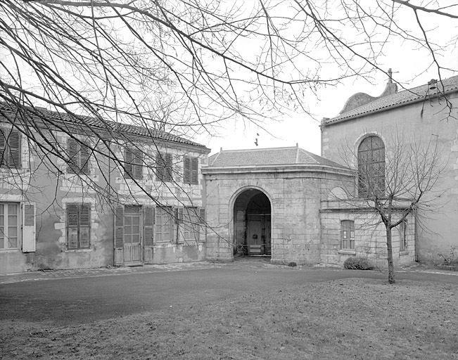 Cour sud, pavillon d'entrée et bâtiment ouest.