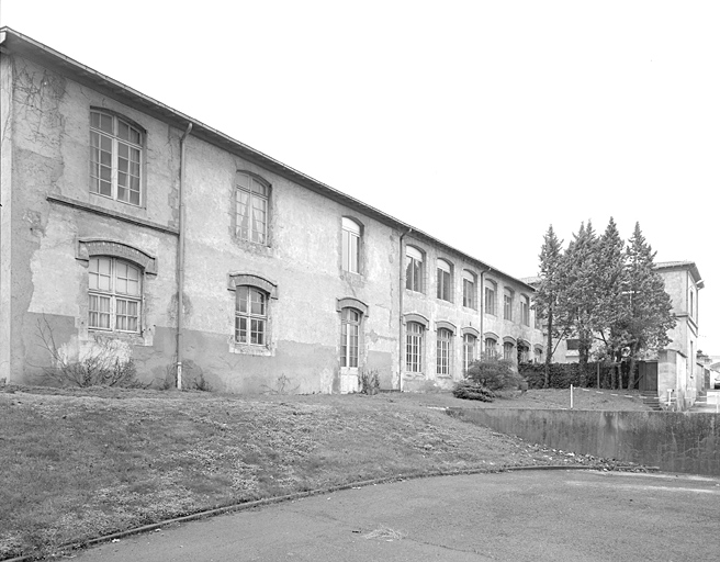 Ancien bâtiment à l'est de l'entrée rue Thiers, actuellement administratif.