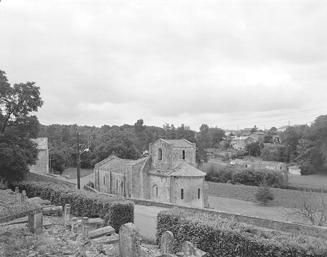 Vue d'ensemble prise de l'ancien cimetière.