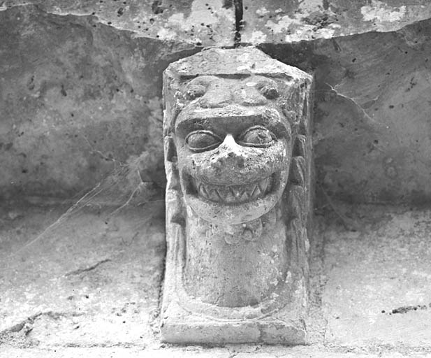 Façade, corniche, 3e modillon de gauche avec inscription, vue de face.