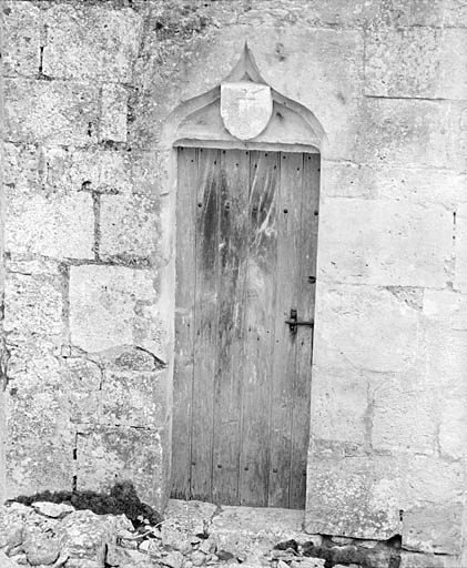 Elévation latérale droite, tourelle d'escalier, porte.