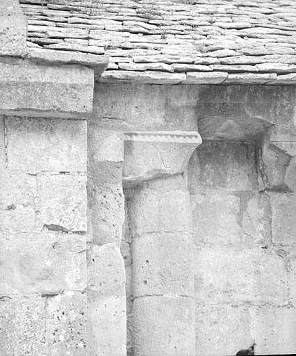 Chevet, chapiteau surmontant la colonne de l'élévation droite.