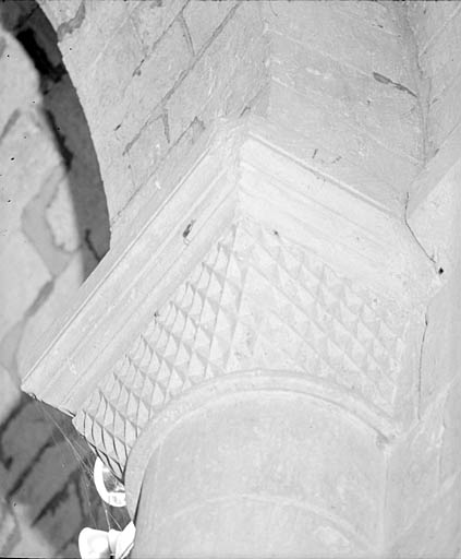 Intérieur, chapiteau sur la colonne de droite à l'entrée du choeur.