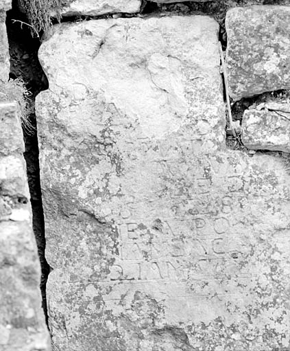 Fragment de pierre tombale remployé dans le bâtiment démoli en face de la porte du choeur.