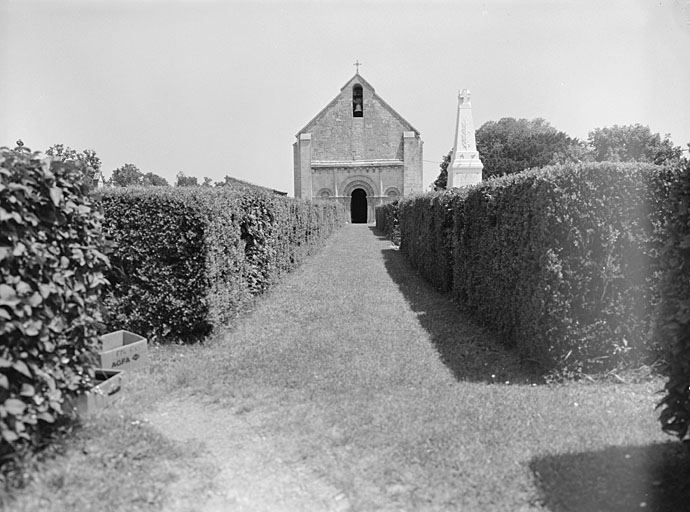 Vue d'ensemble prise de l'entrée du cimetière.