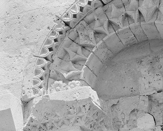 Façade, arcature aveugle de gauche, détail de la voussure.